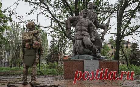 В Минобрнауки поддержали идею включить в учебник для вузов спецоперацию. Минобрнауки России поддерживает концепцию преподавания истории, согласно которой учебники истории России для вузов должны включать в себя события современности, в том числе ход военной операции на Украине.