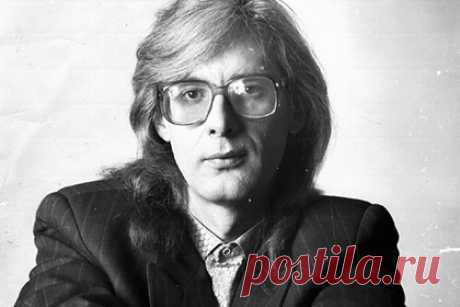 Умер бывший участник ДДТ Дмитрий Галицкий. Умер российский музыкант, бывший участник рок-группы ДДТ Дмитрий Галицкий. Мужчина скончался в возрасте 65 лет в четверг, 21 октября. Директор московского театра песни «Синяя Птица» Александр Зуборев заявил, что смерть артиста наступила в результате приступа поджелудочной железы.