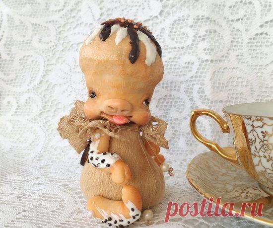 Cupcake Keksik by Elena Kirillova Cupcake KeksikSize 12 cm Made in a mixed technique. Artificial plush body is filled with premium holofiber and marble chips (for weighting). Polymer clay head, arms and legs. The head is mounted on the c...