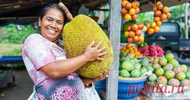 Карамбола, мангостин, лонган и еще 10 необычных фруктов со всех частей света 13 фруктов со всех концов света. Как правильно выбрать и что с ними делать?
1. Карамбола
Она же звездчатый анис, китайский крыжовник, карамбола.
Имеет кисло-сладкий вкус с небольшой горчинкой.
Плоды крупные, блестящие, зеленого или желтого цвета с желтой каймой.
Внутри они красные, по форме напоминают сердце.
Мякоть у карамболы хрустящая, волокнистая, с приятным вкусом.
Ее можно есть в свежем виде или использовать для…