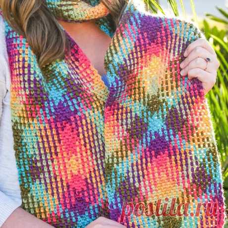 Blogger @sewrella shares with us the secrets behind color pooling (that amazing rainbow argyle effect). With the right yarn, you only need to know two simple stitches to master this look.⠀
⠀
Get the details here: lby.co/ColorPooling 
Get the yarn: lby.co/LBYColorWaves⠀
⠀
#crochet #colorpooling #sewrella #diy #craftproject #scarf #argyle #winterfashion #rainbow