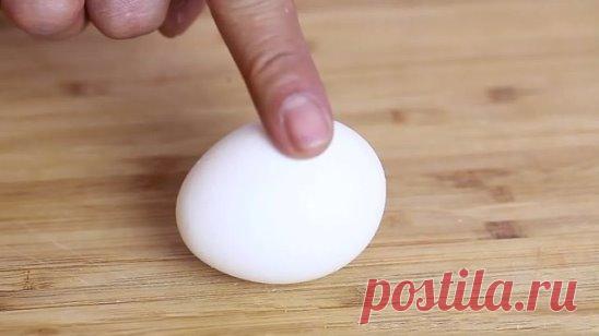 Снятие негатива с человека и лечение несложных болезней сырым яйцом. 
Действенный метод, которым лечили еще наши прабабушки!
Перед сном: В стакан, наполовину наполненный водой, вбить сырое яйцо (не размешивать). 
Над стаканом произнести: «все худое, все плохое пусть вытекает в этот стакан», поставить у изголовья на ночь. Утром смотрим на яйцо в стакане. Желток — это жизнь человека, а белок — это среда, окружающая его: могут быть пузырьки, нити, которые тянутся вверх, туман, колпак, либо вообще