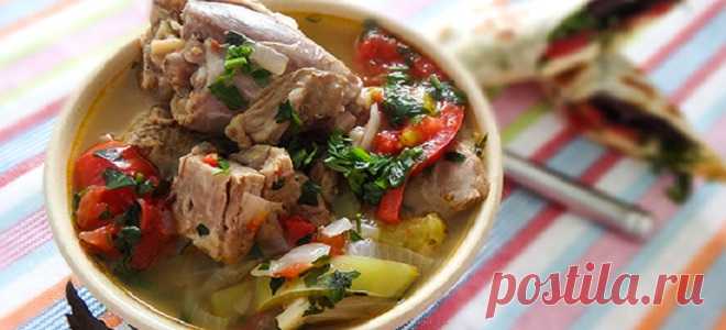 Хашлама из баранины по-армянски - это сочетание нежнейшего мяса и сочных овощей, томленных в ароматном бульоне, приправленного специями и терпким красным вином. Отличительная черта - блюдо тушится без воды в вине, а слои выкладываются так, чтобы помидоры оказались сверху. Чтобы сохранить целостность овощей блюдо не перемешивается.