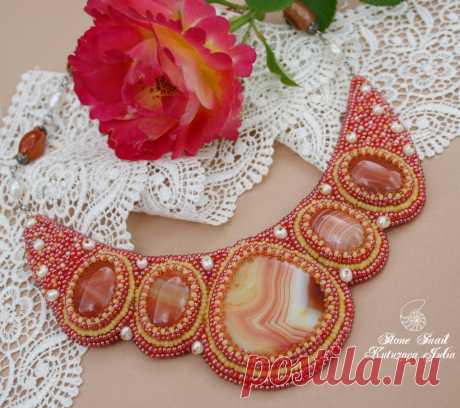 колье &quot;Карамелька&quot; 
Материалы: агат,сардоникс,жемчуг, чешский и японский бисер. 
Обратная сторона подшита натуральной кожей. 
Длина по внутренней меньшей стороне около 42см, + удлинительная цепочка., ширина центра колье около 6см