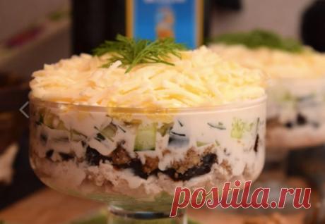Салат “Нежность” с курицей и черносливом

Сегодня я поделюсь с вами рецептом одного из моих любимых салатов под названием “Нежность”. Мне очень нравится этот салат своим очень гармоничным сочетанием ингредиентов. Огурчик и чернослив придают салату легкости и сочности, а за счет куриной грудки и орехов салат остается сытным и питательным.

Салат готовится слоями, поэтому можно приготовить его в большом салатнике, либо подать порционно в креманках. Я выбрал второе.

Продукты...