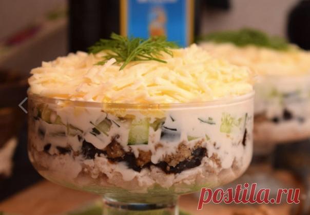 Салат “Нежность” с курицей и черносливом

Сегодня я поделюсь с вами рецептом одного из моих любимых салатов под названием “Нежность”. Мне очень нравится этот салат своим очень гармоничным сочетанием ингредиентов. Огурчик и чернослив придают салату легкости и сочности, а за счет куриной грудки и орехов салат остается сытным и питательным.

Салат готовится слоями, поэтому можно приготовить его в большом салатнике, либо подать порционно в креманках. Я выбрал второе.

Продукты...