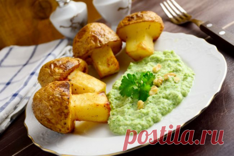 Картофельные грибочки с пюре из брокколи
