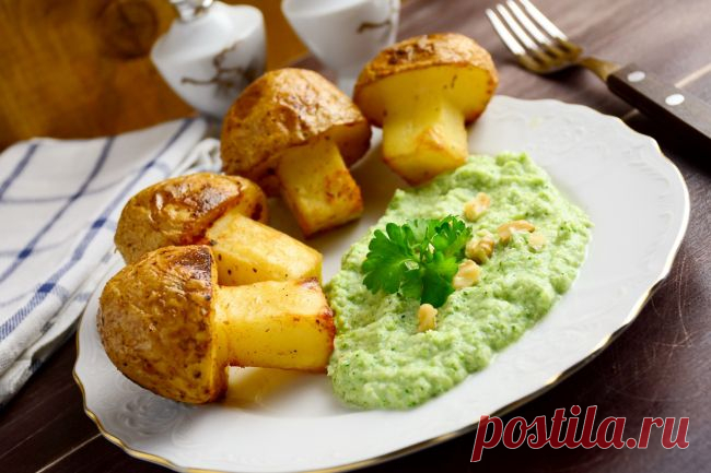 Картофельные грибочки с пюре из брокколи