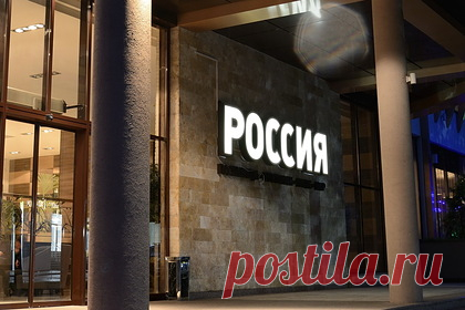 Украинский «Шахтер» объяснил решение остановиться в отеле «Россия». Директор департамента стратегического развития и коммуникаций украинского футбольного клуба «Шахтер» Юрий Свиридов объяснил, почему в Тирасполе донецкая команда остановилась в гостинице «Россия». Свиридов заявил, что в Тирасполе только «Россия» была способна принять клуб на матч Лиги чемпионов.