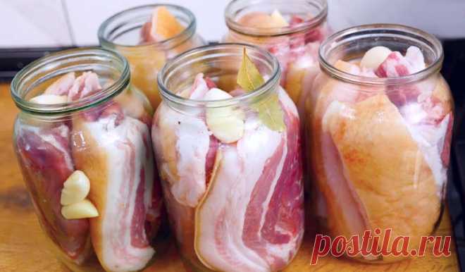 Сало в рассоле горячим способом — самый вкусный рецепт Аппетитное сало в рассоле горячим способом очень легко приготовить в домашних условиях. Рецепт старый, проверенный. В основном сало таким образом готовится для длительного хранения, в банках. Получается таким вкусным, что съедается влёт.