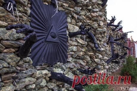 Готический дом с чертями наводит ужас на жителей белорусской деревни