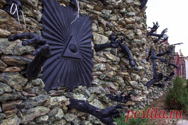 Готический дом с чертями наводит ужас на жителей белорусской деревни