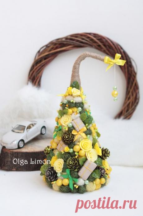 Елочка "Желторозик" с розами из ПГ и шишками в тон кроны =)
Высота не более 25 см.