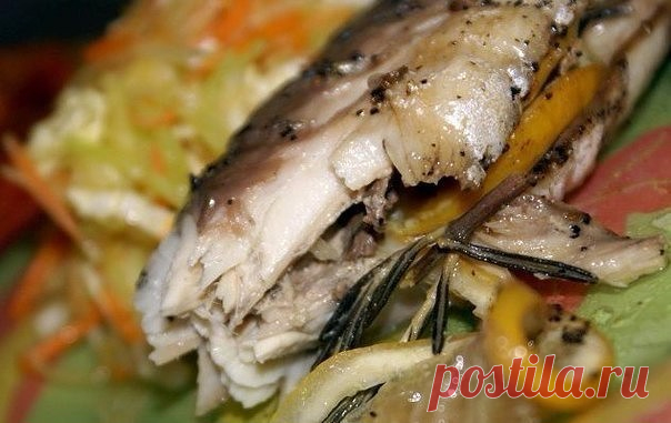 Скумбрия, запечённая в сметане и луке  Скумбрия, запечённая в сметане и луке 

2 скумбрии 
1 луковица 
150 гр. нежирной сметаны или натурального йогурта 
сок 1/2 лимона 
соль 
пакет для запекания (или небольшая форма с крышкой) 

1. Каждую скумбрию выпотрошить, разрезать вдоль на 2 части, удалить кости. 
2. Луковицу очистить, порезать полукольцами. 
3. Сметану посолить, соединить с луком и лимонным соком. 
4. Залить этой смесью скумбрию, убрать мариноваться в холодильник н...