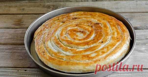 Очень вкусный пирог с мясом из тонкого лаваша!

Ингредиенты:

3 тонких листа лаваша
800 г любого фарша
300 г твердого сыра
2 яйца
150 мл сливок 20%-й жирности
соль, перец по вкусу

Приготовление:

Обжариваем фарш, не забываем посолить, поперчить.
Сыр натри на крупной терке. Взобьем яйца со сливками, посоли и поперчи по вкусу. Форму для запекания смажьте сливочным маслом или застелите пергаментной бумагой.
На лист лаваша по всей длине выложить полоску фарша и посыпать сыром...
