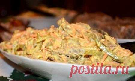 Салат из языка и моркови. Ингредиенты:   язык  говяжий 300 гр.   морковь 3 шт.  соленные огурцы 2 шт.  лук 2 шт.  чеснок 1-2 зубчика   майонез  черный перец   соль