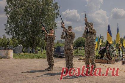 Зеленский обвинил Столтенберга в демотивации ВСУ. Неприглашение Киева в НАТО демотивирует Вооруженные силы Украины (ВСУ). С таким обвинением в адрес генсека Североатлантического альянса Йенса Столтенберга выступил президент республики Владимир Зеленский. «Я считаю, что это — "кинуть" наше государство и наших военных, это — демотивировать нашу армию».