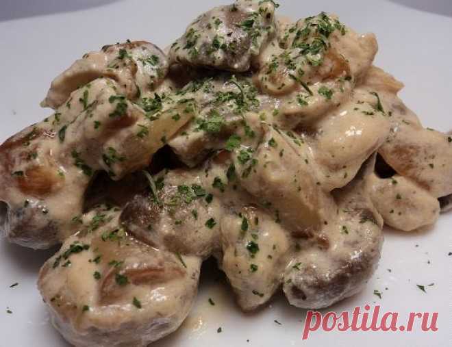 Nuostabiausias grybų troškinys. Pamėginkite! ;) Keptuvėje troškinti kelmučiai-grybai su grietine, sviestu ir svogūnais - patiekalas, kurį nesunkiai pasigaminsite pagal šį receptą. Daug gerų, išbandytų receptų, kuriuos privalai išmėginti!