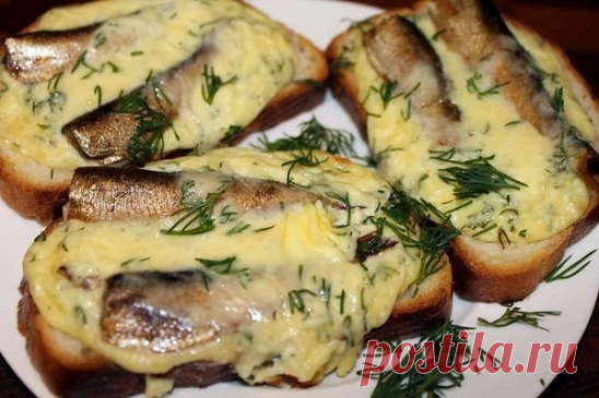 🍣  Горячие бутерброды со шпротами и сыром

 Ингредиенты :
Батон белый - 1 шт.
Шпроты - 1 банка
Майонез - 2 ст. л.
Чеснок - 2 зубчика
Сыр - 120 г
Зелень
Приготовление:
Белый батон разрезать на примерно 12 ломтиков.Майонез перемешать с выдавленным через пресс чесноком. Обмазать ломтики батона чесночным майонезом.На каждый бутерброд выложить по 1-2 шпротины. Большие - по одной, маленькие - по две.Выложить бутерброды со шпротами на противень.Обсыпать натертым на мелкой терке ...