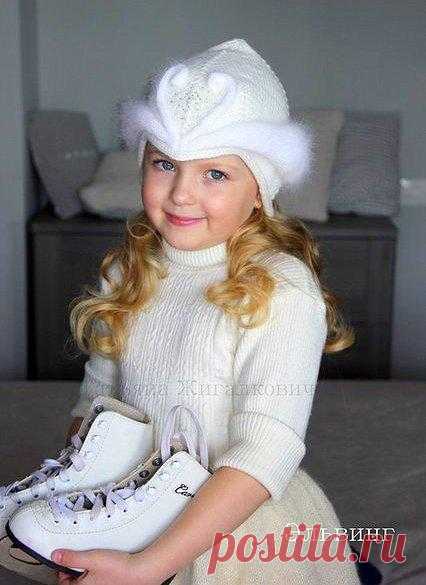 Вязаная шапочка для девочки спицами. Описание