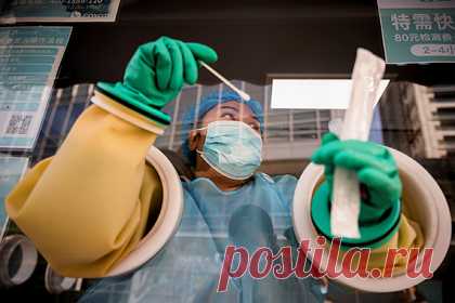 Американский ученый раскрыл самый ранний случай заражения коронавирусом. Ученые из университета Аризоны утверждают, что обнаружили самый ранний случай заражения коронавирусом в Китае. Первым пациентом с COVID-19 оказалась женщина, работавшая продавщицей на рыбном рынке в Ухане. Она почувствовала симптомы инфекции еще 11 декабря 2019 года. Версия подтверждает природное происхождения вируса.