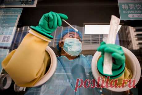 Американский ученый раскрыл самый ранний случай заражения коронавирусом. Ученые из университета Аризоны утверждают, что обнаружили самый ранний случай заражения коронавирусом в Китае. Первым пациентом с COVID-19 оказалась женщина, работавшая продавщицей на рыбном рынке в Ухане. Она почувствовала симптомы инфекции еще 11 декабря 2019 года. Версия подтверждает природное происхождения вируса.