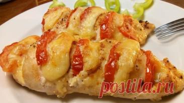 ​Запеченное куриное филе Ингредиенты:Куриное филе-3 штПомидоры-2 штСыр-100 гМасло растительное-2 ст. л.Соль, перец по вкусуПриготовление:1. Куриное филе помыть, обсушить. Сделать по 3-4 глубоких надреза, посолить, поперчить.2. Помидор помыть, нарезать полукружочками, сыр нарезать ломтиками. Вложить по ломтику...