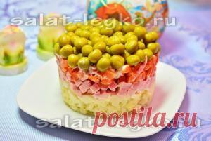 Слоеный салат с колбасой и зеленым горошком