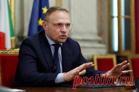 Итальянский министр остановил поезд из-за опоздания на мероприятие. В Италии потребовали отставки министра сельского хозяйства Франческо Лоллобриджиды, остановившего поезд ради мероприятия. Из-за поломки на линии следования скоростных поездов министр отставал от графика на два часа. Чтобы успеть на мероприятие в пригороде Неаполя, руководство железной дороги разрешило остановить поезд.