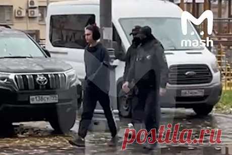 Стало известно о возможной депортации блогера Некоглая. Блогера Некоглая (настоящее имя — Николай Лебедев) задержали за нарушение миграционного законодательства. Об этом сообщает ТАСС со ссылкой на источник в правоохранительных органах. По данным агентства, блогера могут депортировать из России в случае установления нарушения им миграционного законодательства.