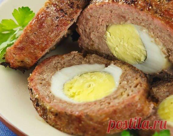 Рулет с яйцом и мясом
Ингредиенты: 
- фарш мясной 0,5-0,6 кг (зелень, специи по вкусу) 
- Готовое слоенное тесто 0,5 кг 
- Яйца варенные 3-4 шт. 
- Яйца сырые 2 шт. (одно в фарш, одно для смазывания) 
Приготовление: 
Половину фарша выкладываем на размороженное тесто…Сверху кладем яички, порезанные пополам… Далее, яйца покрываем оставшеюся частью фарша… Разрезаем тесто на полоски так, как показано у меня на фото…И…плетем косичку (прижимая кусочки теста друг к другу). Готовы...
