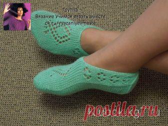 Нежные и красивые следки для дома связаны спицами. 
Следочки связаны ажурным геометрическим узором. Описание дано для размеров 23-25-26,5. Чтобы следочки хорошо держались на ногах и не слетали свяжите к ним перепонку, которая будет застегиваться на пуговицу, и убережет следочек от сползания. Следки такого фасона напоминают модные сандалии. Если Вы хотите укрепить следочек и сделать его подошву тверже, то можете для этих целей использовать готовые стельки из плотного материала, например кожи.