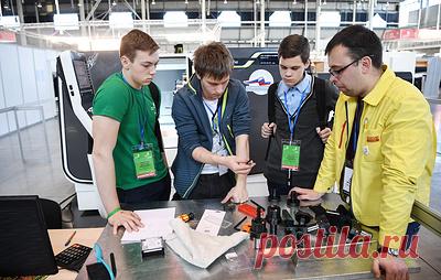 АСИ: региональные уроки по проекту "Билет в будущее" разработают в 2026 году. Директор направления "Молодые профессионалы" Агентства стратегических инициатив Александр Вайно также отметил необходимость разъяснения нововведений по целевому образованию