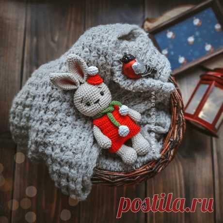 PDF Зайка в новогоднем костюме крючком. FREE crochet pattern; Аmigurumi animal patterns. Амигуруми схемы и описания на русском. Вязаные игрушки и поделки своими руками #amimore - зайка в комбинезоне к Новому году, заяц в новогоднем колпачке, зайчик, кролик, зайчонок, крольчонок.