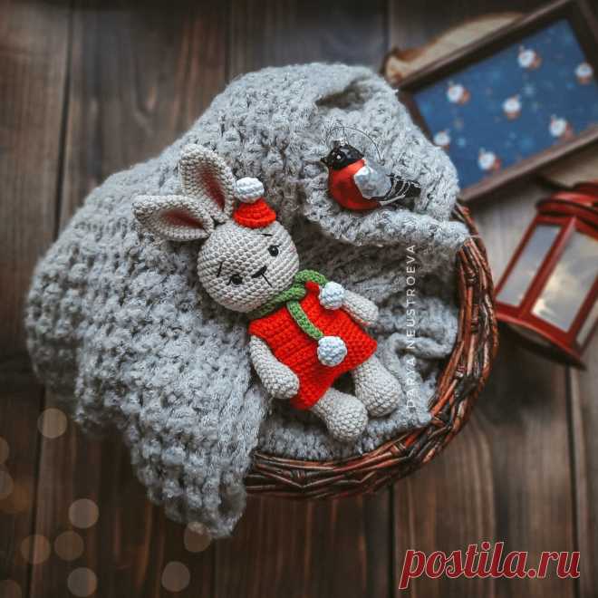 PDF Зайка в новогоднем костюме крючком. FREE crochet pattern; Аmigurumi animal patterns. Амигуруми схемы и описания на русском. Вязаные игрушки и поделки своими руками #amimore - зайка в комбинезоне к Новому году, заяц в новогоднем колпачке, зайчик, кролик, зайчонок, крольчонок.