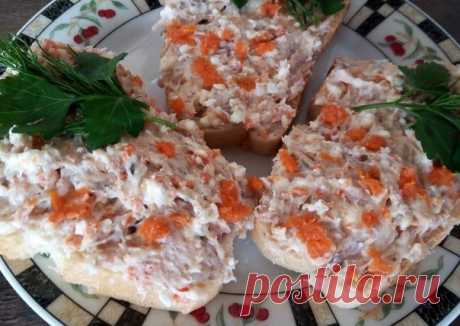 "Ложная икорка"

Это самая вкусная намазывалка из всех, которые я пробовала. По вкусу очень напоминает красную икру, всегда идет на ура! Рецепт мама "принесла" из гостей много лет назад, и теперь этот паштетик у нас очень часто!

Ингредиенты:

●Сельдь - 1 шт
●Масло сливочное - 150 г
●Сырок плавленый - 2 шт
●Морковь (небольшая) - 3 шт

Приготовление:

Селедку почистить от внутренностей, кожи и костей. Морковь отварить до готовности.

Селедку, морковь, масло, сырки перекрути...