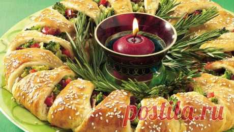 Вкусный пирог из куриного филе — «Рождественский венок» Обалденный пирог! Сочный, нежный, вкусный и красивый! Просто идеально будет смотреться на Рождественском столе, поскольку оформлен он в виде венка. Готовить несложно, ниже я опишу весь процесс до мельчайших подробностей и вы без особого труда сможете воспроизвести этот кулинарный шедевр у себя дома. Чтобы не играться с тестом, я покупаю готовое бездрожжевое слоеное тесто, тогда только остается сделать фарш из куриного...