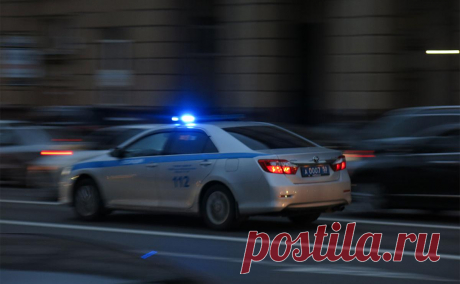 Водитель открыл стрельбу рядом с Кремлем и ранил человека. На Моховой улице водитель после начала перепалки несколько раз выстрелил из травматического пистолета в сторону оппонента и его автомобиля, стрелявшего задержали, а раненого доставили в больницу