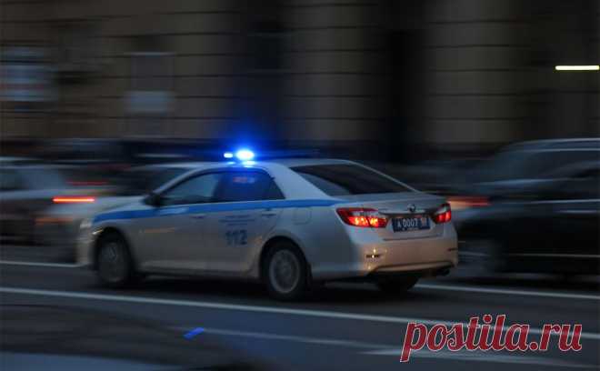 Водитель открыл стрельбу рядом с Кремлем и ранил человека. На Моховой улице водитель после начала перепалки несколько раз выстрелил из травматического пистолета в сторону оппонента и его автомобиля, стрелявшего задержали, а раненого доставили в больницу