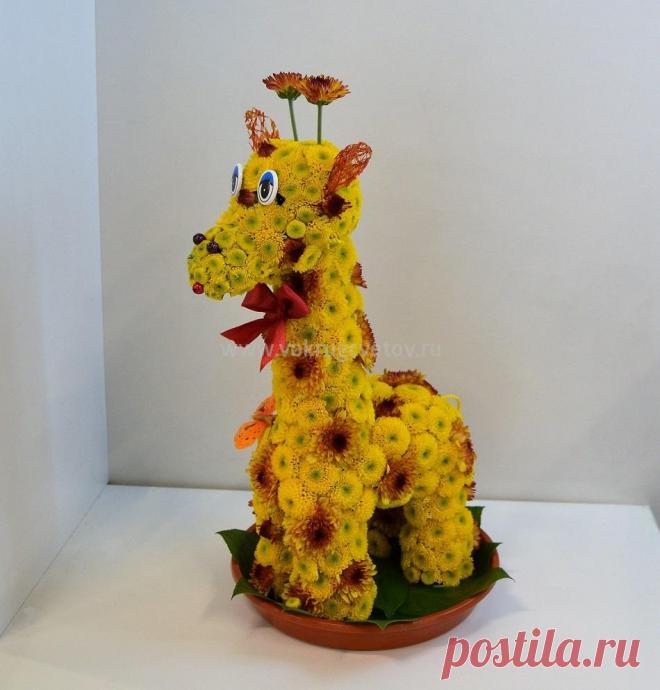 Игрушка из цветов жираф от интернет магазина «Вокруг цветов» - подарок с доставкой на дом.