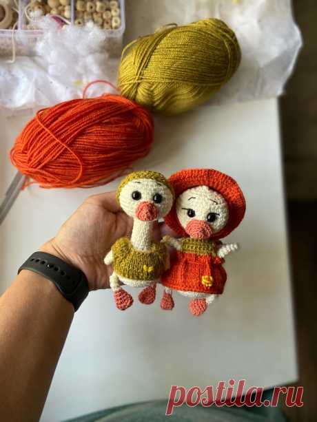 PDF Гусики крючком. FREE crochet pattern; Аmigurumi toy patterns. Амигуруми схемы и описания на русском. Вязаные игрушки и поделки своими руками #amimore - гусь из обычной пряжи, маленький гусёнок.