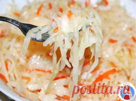 Самая вкусная капустка

Ингредиенты:
2 кг - капусты
0,4 кг - моркови
4 дольки - чеснока
можно добавить яблоко, свёклу
Маринад:
150 мл - раст.масло
150 мл - 9 % уксуса
100 г - сахара
2 ст.л. - соли
3 шт. - лавр.листа
5-6 горошин - черного перца
0,5 л - воды
Приготовление:
1. Всё нашинковать, морковь натереть, чеснок порезать пластинками. Уложить плотно в банку.
2. В кастрюлю залить все компоненты для маринада и всё прокипятить 5 мин. Залить кипящим маринадом капустку.
3. Ут...