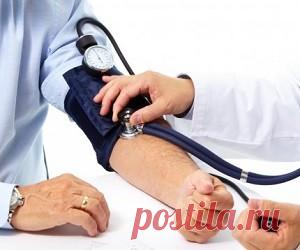 Десять простых способов нормализовать артериальное давление Питание, активное движение и использование свободного времени влияют на показатели давления. Контролируя нормальный вес, можно остановить развитие артериальной гипертензии. Увеличение веса приводит к высокому значению давления. Ограничение используемой соли в приготовленных блюдах, ощутимо снижает давление. Ее можно успешно заменить травами, подчеркивающие вкусовые качества пищи. Прекрасно понижают давление овощи,...