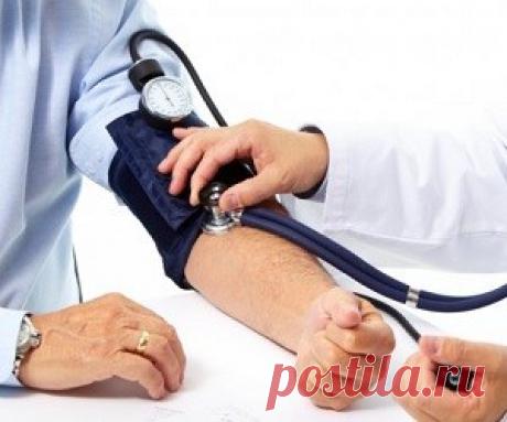 Десять простых способов нормализовать артериальное давление Питание, активное движение и использование свободного времени влияют на показатели давления. Контролируя нормальный вес, можно остановить развитие артериальной гипертензии. Увеличение веса приводит к высокому значению давления. Ограничение используемой соли в приготовленных блюдах, ощутимо снижает давление. Ее можно успешно заменить травами, подчеркивающие вкусовые качества пищи. Прекрасно понижают давление овощи,...