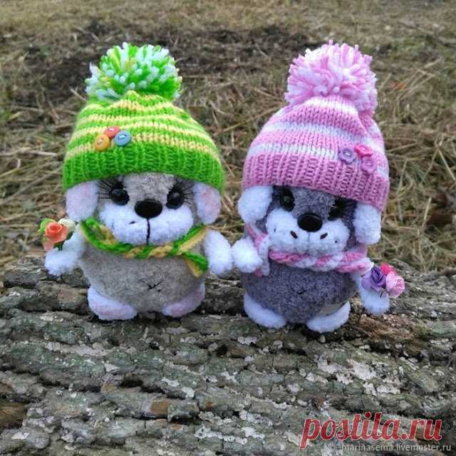 Вяжем чудесных щеночков к Новому году 

Нам потребуется: Пряжа Кузя клубочкин, Пряжа Softi baby и немножко разноцветной пряжи для шапочки и шарфика.

Спицы № 2,5 — 4 шт., наполнитель (холофайбер), пара глазок (размер 12 мм), реснички (мож…