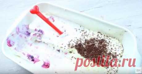 Мороженое сливочное с черникой и шоколадной крошкой — Кулинарная книга - рецепты с фото