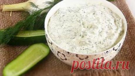 Вкуснейший ОГУРЕЧНЫЙ Соус!
Готовлю этот соус на Все ТОРЖЕСТВА, так как не все гости кушают майонез. Когда я в первый раз приготовила, даже и не думала, что он вызовет такой восторг гостей.Со стола его просто смели и потом попросили добавки.Изумительно ВКУСНЕЙШИЙ и ПРОСТОЙ в приготовлении Соус для Овощей, Мяса, Хлеба и всего того, с чем едят майонез. Особенно с ним вкусны салаты!
Приготовление:
1. Натереть один средний огурец на крупной терке и слегка отжать сок.
2. Добавит...
