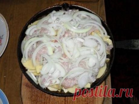 Картошка по-королевски
Ингредиенты:
- 1 кг сырого картофеля
- 1 большая луковица
- 400 г куриного филе
- 200 г твердого сыра
- соль
- перец по вкусу
- 3 столовых ложки подсолнечного масла
Приготовление:
В первую очередь занимаемся мясом, для этого нам потребуется небольшой кусочек филе, примерно 400 грамм
Отбиваем филе на разделочной доске при помощи молоточка. Лучше отбивать большими зубцами, так как маленькие рвут мясо.
После того как мы слегка отбили мясо с двух сторон, перчим его душис