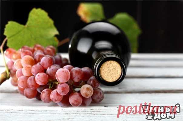 6 советов, как приготовить вино у себя дома! 🍷Совет №1: не используем металлические емкости🍷 Перед тем как начать готовить вино дома, подготовьте необходимую тару. Это могут быть дубовые бочонки, стеклянные банки, эмалированные бачки или ведра. Следует избегать металлической посуды. Вымойте заранее посуду под холодной и лишь затем под горячей водой, используя пищевую соду. Это все нужно для того, чтобы устранить посторонние запахи. 🍷Совет №2: выбираем правильные ингредиенты🍷 Выбирайте лишь…