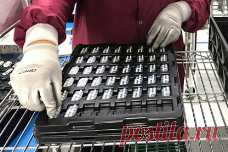 Россиянам объяснили неизбежность дефицита автоэлектроники. Исполнительный директор аналитического агентства «Автостат» Сергей Удалов объяснил неизбежность дефицита автоэлектроники в России по крайней мере до конца текущего года. По его словам, до конца 2021-го ситуация в полной мере не разрешится, поскольку производители сосредоточились на бытовой технике.